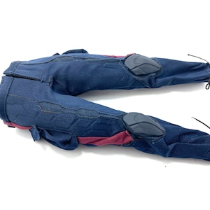 Puede incluir: Pantal&oacute;n azul y burdeos con rodilleras. El pantal&oacute;n tiene un cord&oacute;n en la parte inferior y una cremallera en la cintura.