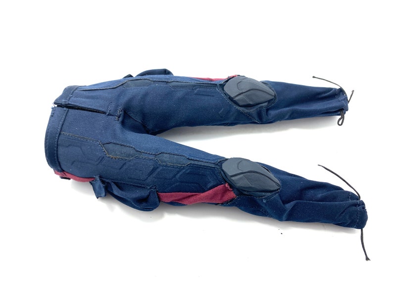 Puede incluir: Pantal&oacute;n azul y burdeos con rodilleras. El pantal&oacute;n tiene un cord&oacute;n en la parte inferior y una cremallera en la cintura.