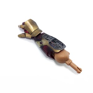 K&ouml;nnte beinhalten: Ein detaillierter Actionfigurenarm mit metallisch goldener und roter Farbgebung. Der Arm weist komplizierte mechanische Details und eine hellbraune Hand auf. Die Figur ist vor einem wei&szlig;en Hintergrund platziert.