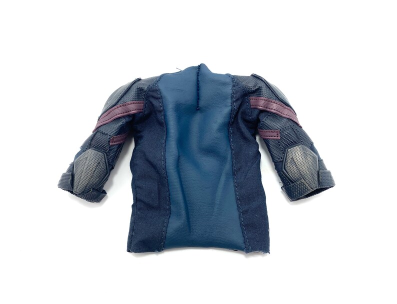 Puede incluir: Una camisa de tela azul oscuro y negra con detalles marrones. La camisa tiene una tela texturizada y un dise&ntilde;o de manga larga.