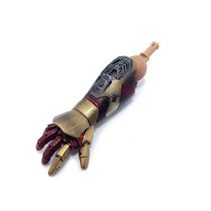 K&ouml;nnte beinhalten: Ein detaillierter Actionfigurenarm mit einer metallischen Gold- und Rotkombination. Der Arm weist komplizierte mechanische Details und eine realistische, bewegliche Hand auf. Die Figur ist vor einem wei&szlig;en Hintergrund platziert.