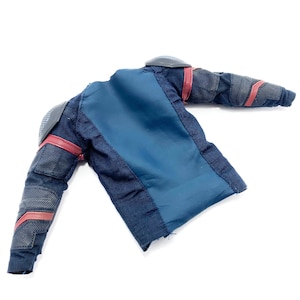 Op de afbeelding: Een blauw en zwart jack met rode accenten. Het jack heeft een ritssluiting en een opstaande kraag. Het jack is gemaakt van een zacht, comfortabel materiaal.