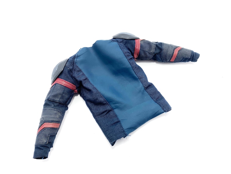 Op de afbeelding: Een blauw en zwart jack met rode accenten. Het jack heeft een ritssluiting en een opstaande kraag. Het jack is gemaakt van een zacht, comfortabel materiaal.