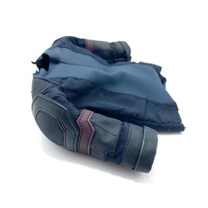 Puede incluir: Una camisa de manga larga azul oscuro y negra con un codo acolchado y un acento burdeos. La camisa est&aacute; hecha de una tela suave y texturizada.