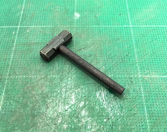 Mini figurine articulée en métal sur mesure, marteau de forgeron en métal à l&#39;échelle 1/6
