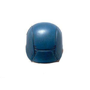 Puede incluir: Un casco azul con una superficie texturizada.