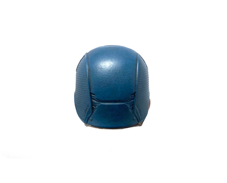 Puede incluir: Un casco azul con una superficie texturizada.