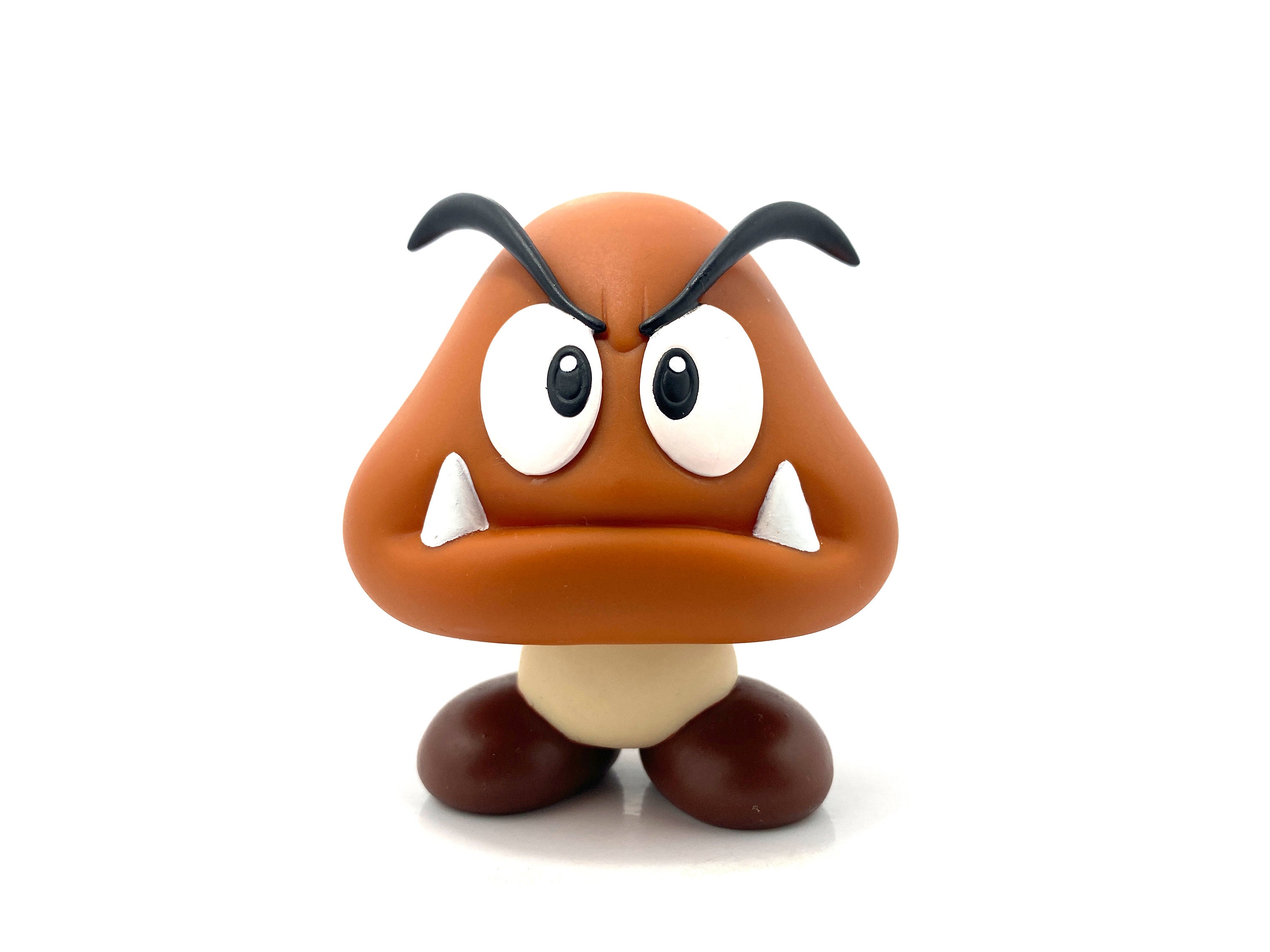 Goomba ぬいぐるみとキノコ型オブジェ Goomba ぬいぐるみとキノコ型オブジェ Goomba ぬいぐるみと
