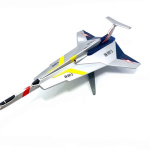 Puede incluir: Un modelo de avión plateado y azul con detalles amarillos y rojos. El avión tiene el texto "UH-001-3" en el ala y "UH-001-2" en el fuselaje.
