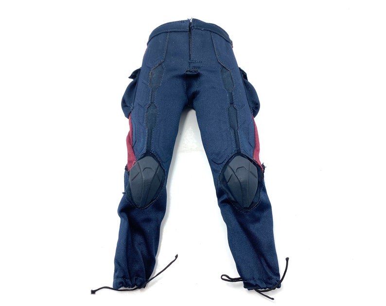 Puede incluir: Pantal&oacute;n azul con detalles rojos y negros. El pantal&oacute;n tiene rodilleras y bolsillos cargo.