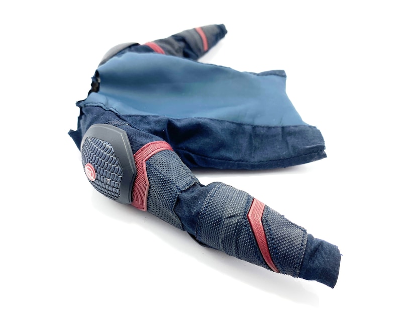 Op de afbeelding: Een zwart en blauw action figure-kostuum met rode accenten en gevoerde elleboogbescherming.