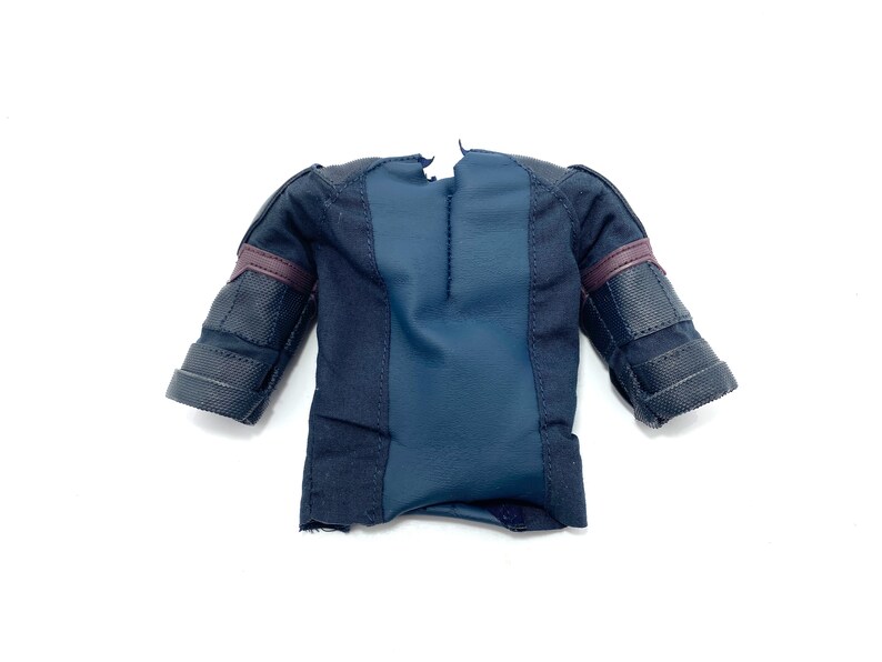 Puede incluir: Una camiseta de figura de acci&oacute;n negra y azul con una cremallera en la espalda y detalles marrones en las mangas.