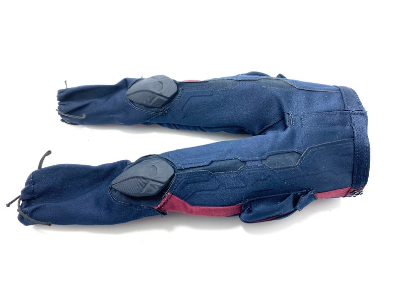 Puede incluir: Pantal&oacute;n azul con detalles rojos y rodilleras negras. El pantal&oacute;n tiene un cord&oacute;n en la cintura y un bolsillo en la pierna derecha.