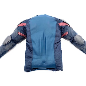 Op de afbeelding: Een blauw en zwart jack met rode accenten en gevoerde elleboogbescherming. Het jack heeft een ritssluiting en een opstaande kraag.