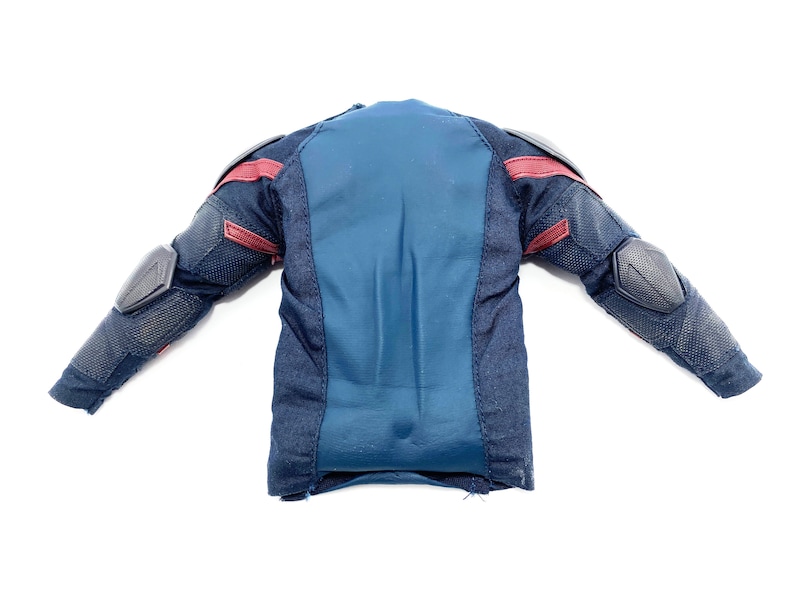 Op de afbeelding: Een blauw en zwart jack met rode accenten en gevoerde elleboogbescherming. Het jack heeft een ritssluiting en een opstaande kraag.