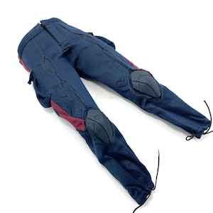 Puede incluir: Pantal&oacute;n azul con detalles rojos y negros. El pantal&oacute;n tiene rodilleras y un cord&oacute;n de ajuste en la parte inferior.