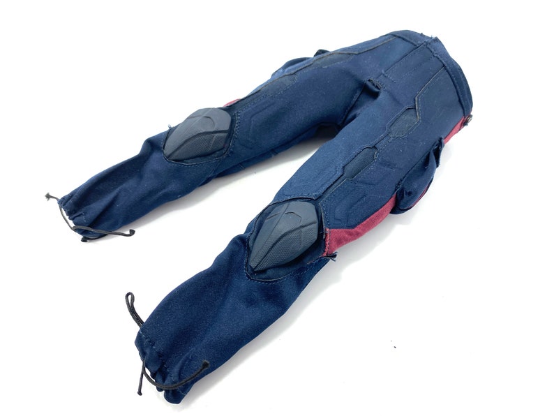 Puede incluir: Pantal&oacute;n azul con detalles rojos y negros. El pantal&oacute;n tiene rodilleras y un cord&oacute;n en la cintura.