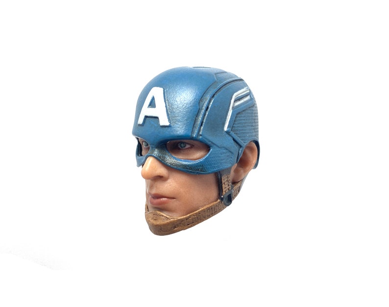 Puede incluir: Una cabeza de pl&aacute;stico azul y blanco de Captain America con una correa de barbilla marr&oacute;n. La cabeza es una figura coleccionable.