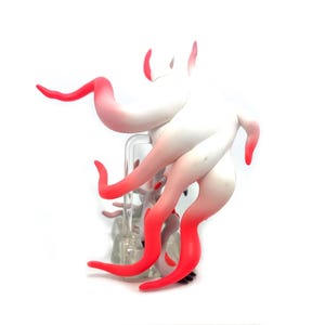 Puede incluir: Escultura abstracta blanca y roja, con m&uacute;ltiples ap&eacute;ndices en forma de tent&aacute;culos. El color pasa de blanco a rojo. Se encuentra sobre un fondo blanco.
