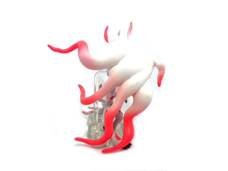 Puede incluir: Escultura abstracta blanca y roja, con m&uacute;ltiples ap&eacute;ndices en forma de tent&aacute;culos. El color pasa de blanco a rojo. Se encuentra sobre un fondo blanco.