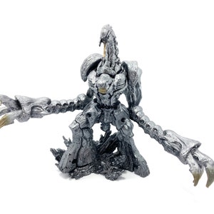 Figura modelo de criaturas de Square Enix de Final Fantasy cromada con tarjeta - Arma rubí