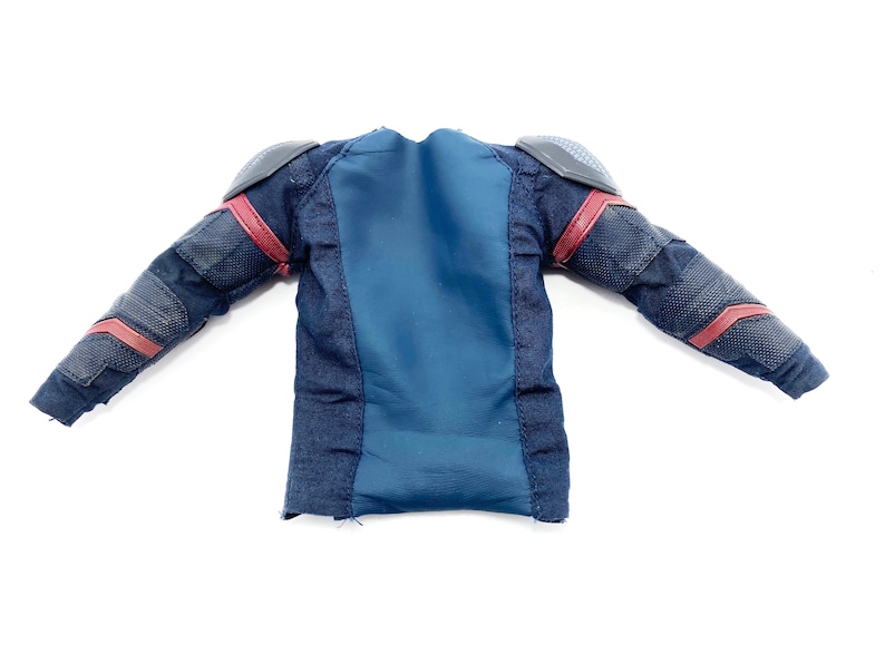 Op de afbeelding: Een blauw en zwart langarm shirt met rode accenten en gevoerde schouders. Het shirt is gemaakt van een zachte, textuurrijke stof.