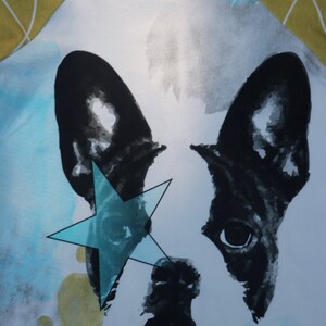 Puede incluir: Una camiseta blanca con un dise&ntilde;o de acuarela de un bulldog franc&eacute;s con una estrella azul sobre el ojo. El fondo es un dise&ntilde;o de acuarela azul claro y amarillo.