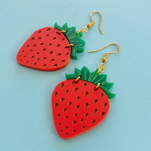 Aardbeienoorbellen, fruitbessenhangers met gegraveerde details, unieke lasergesneden oorbellen
