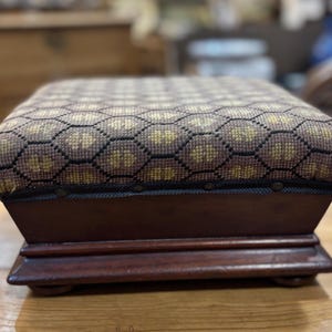 Repose-pieds vintage en noyer avec capitonnage brodé et pieds en forme de petit pain ; 2 Disponible !