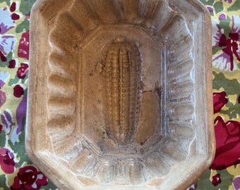 Molde de pudín antiguo con impresión de maíz