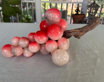 Racimo de uva de alabastro; rojizo y blanco