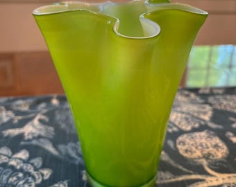 Jarrón de cristal de Murano verde con interior blanco; Fazzoletto