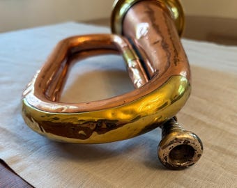 Cuerno antiguo de latón y cobre; abollado