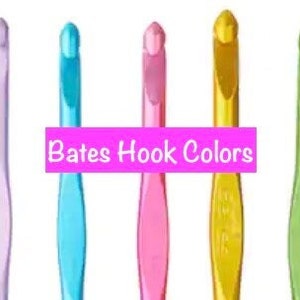 Pu&ograve; includere: Cinque uncinetti di diversi colori: lavanda, azzurro, rosa, giallo e verde. Gli uncinetti sono disposti in fila e il testo "Bates Hook Colors" &egrave; visualizzato sotto.