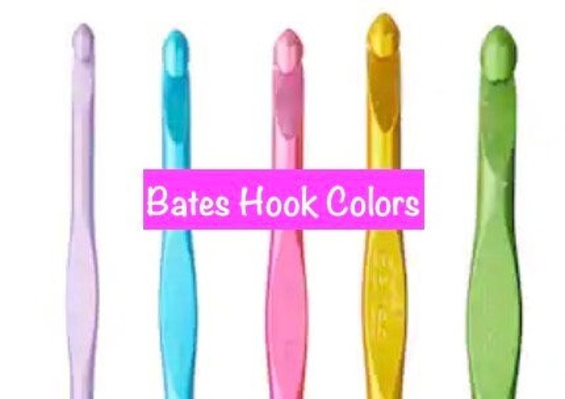 Pu&ograve; includere: Cinque uncinetti di diversi colori: lavanda, azzurro, rosa, giallo e verde. Gli uncinetti sono disposti in fila e il testo "Bates Hook Colors" &egrave; visualizzato sotto.