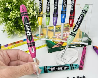 Puede incluir: Un conjunto de ganchillos de crochet de colores con forma de lápices de colores con nombres escritos en ellos. Los ganchillos se muestran en un soporte de plástico transparente. Los nombres en los ganchillos son "Mimi", "Michelle", "Crochet", "Crochet", "Irais", "Crochet", "Crochet" y "Hooked by Holtby".