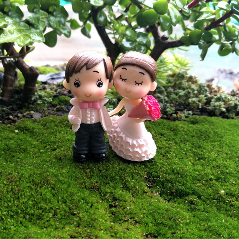 2pcs Wedding Decoration Brides Groom Figures Terrarium Figurines DIY Gnomes Fairy Garden Miniatures Bonsai Tools Resin Craft Micro Landscape