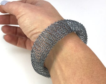 bracelet tricoté en fil de cuivre couleur graphite