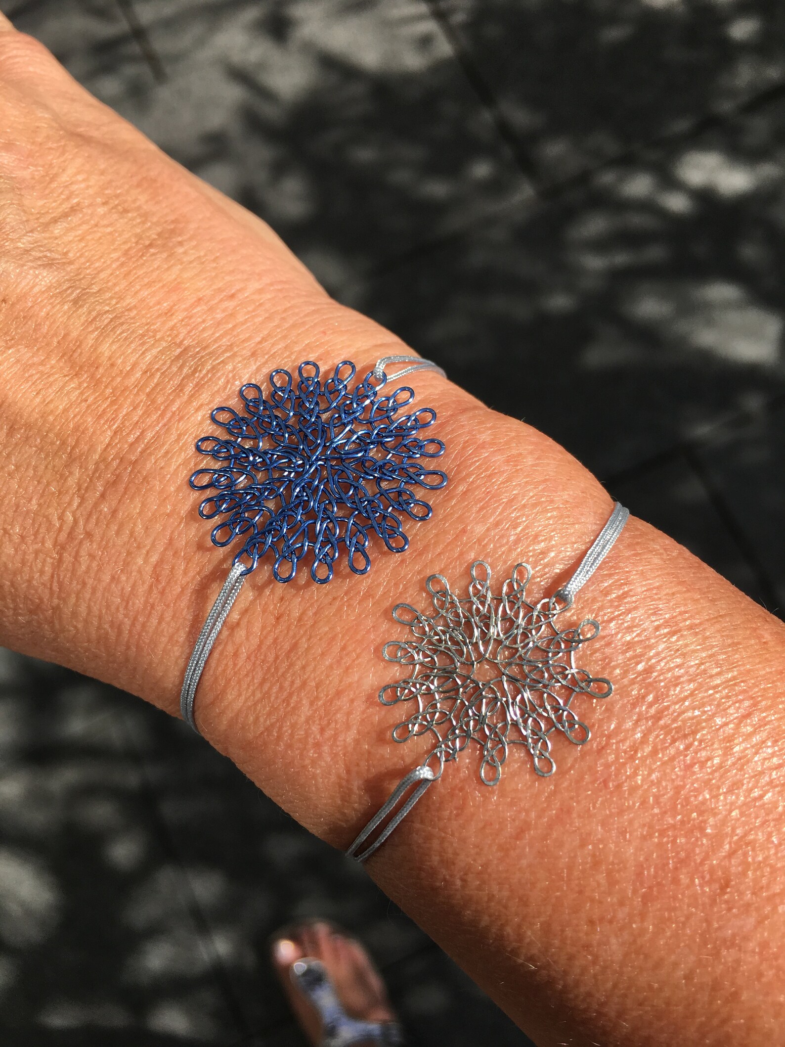 Trendiges Armbändchen mit finger gestricktem Mandala Element - Etsy.de