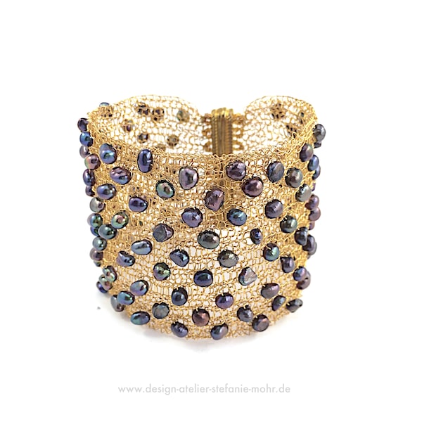 gestricktes Manschetten-Armband aus vergoldetem Kupferdraht mit echten Keshi-Perlen