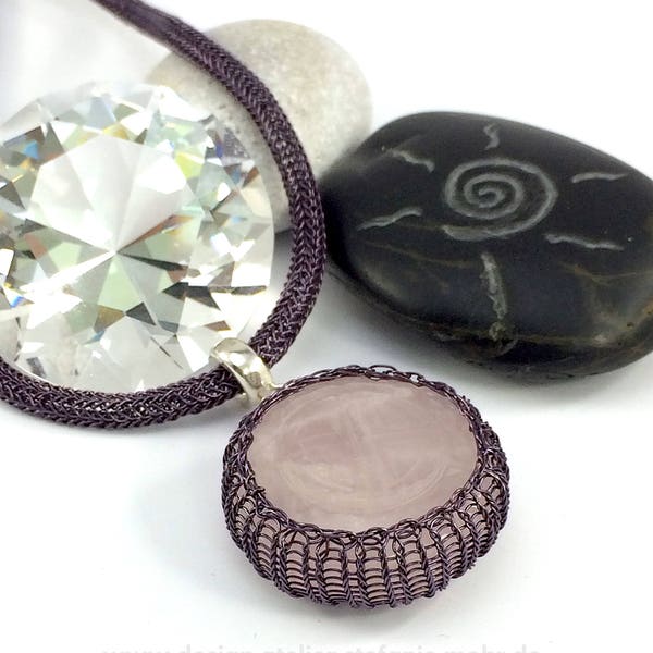 hand made wire crochet mauve colored tube necklace with rosa quartz pendant