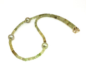 short prehnit necklace with green colored freshwater pearls