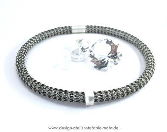 doppelt hand gestricktes Collier / Schlauchkette in der Farbkombi Schwarz/Silber mit Magnetverschluss