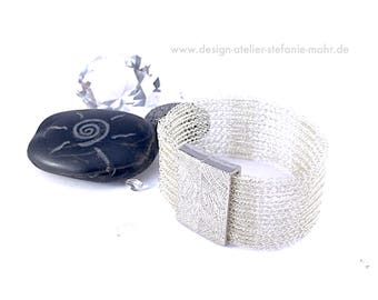 gestricktes, silberfarbenes ARMBAND mit Streifenmuster und Design-Magnetschließe