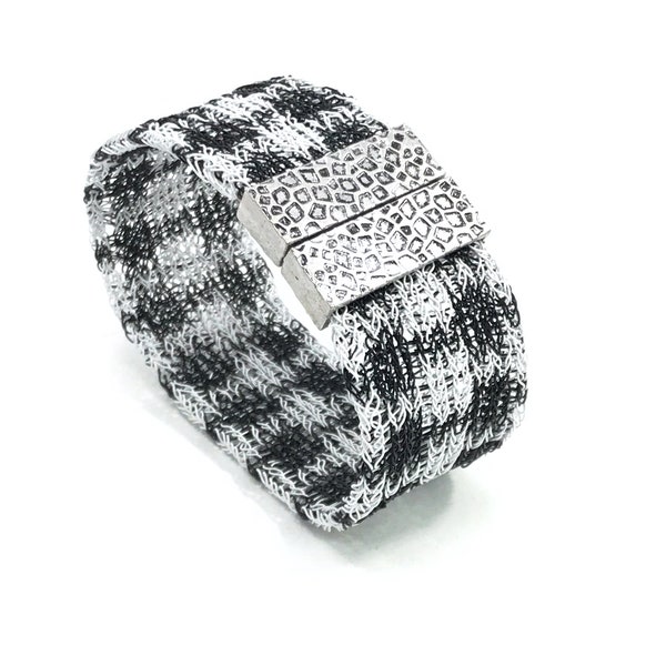 PEPITA / HAHNENTRITT: doppelt gestricktes bicolor (schwarz/weiß) Armband