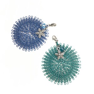 ciondolo lavorato a maglia con le dita in filo di alluminio con stella marina, colori a scelta: blu o verde-turchese