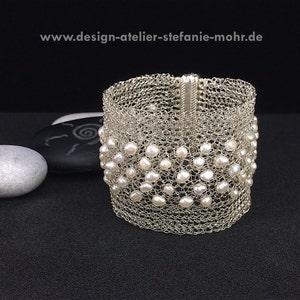 STRICK-ARMBAND / Manschettenarmband, silberfarben mit weißen Süßwasserperlen Bild 2