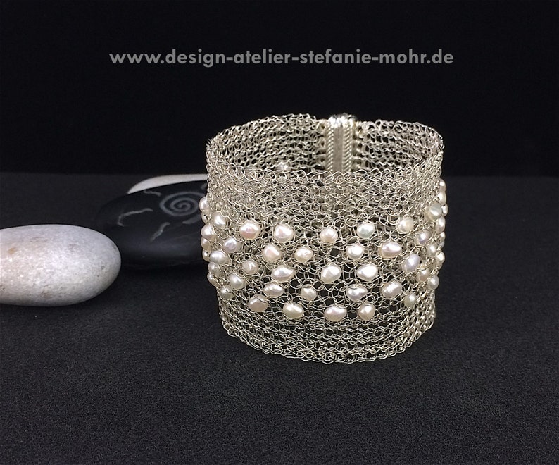 STRICK-ARMBAND / Manschettenarmband, silberfarben mit weißen Süßwasserperlen Bild 2