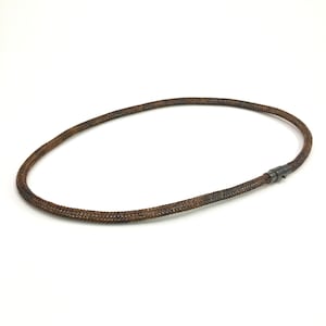 Puede incluir: Un collar de cadena de metal marrón con un cierre plateado. La cadena está hecha de pequeños eslabones entrelazados.