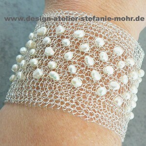 STRICK-ARMBAND / Manschettenarmband, silberfarben mit weißen Süßwasserperlen Bild 4